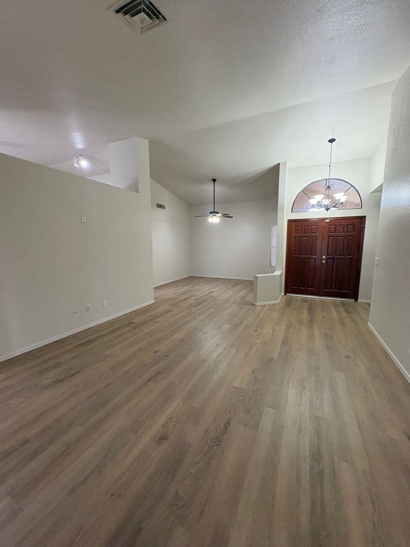 Gilbert House: 1518 W Antiqua Dr
