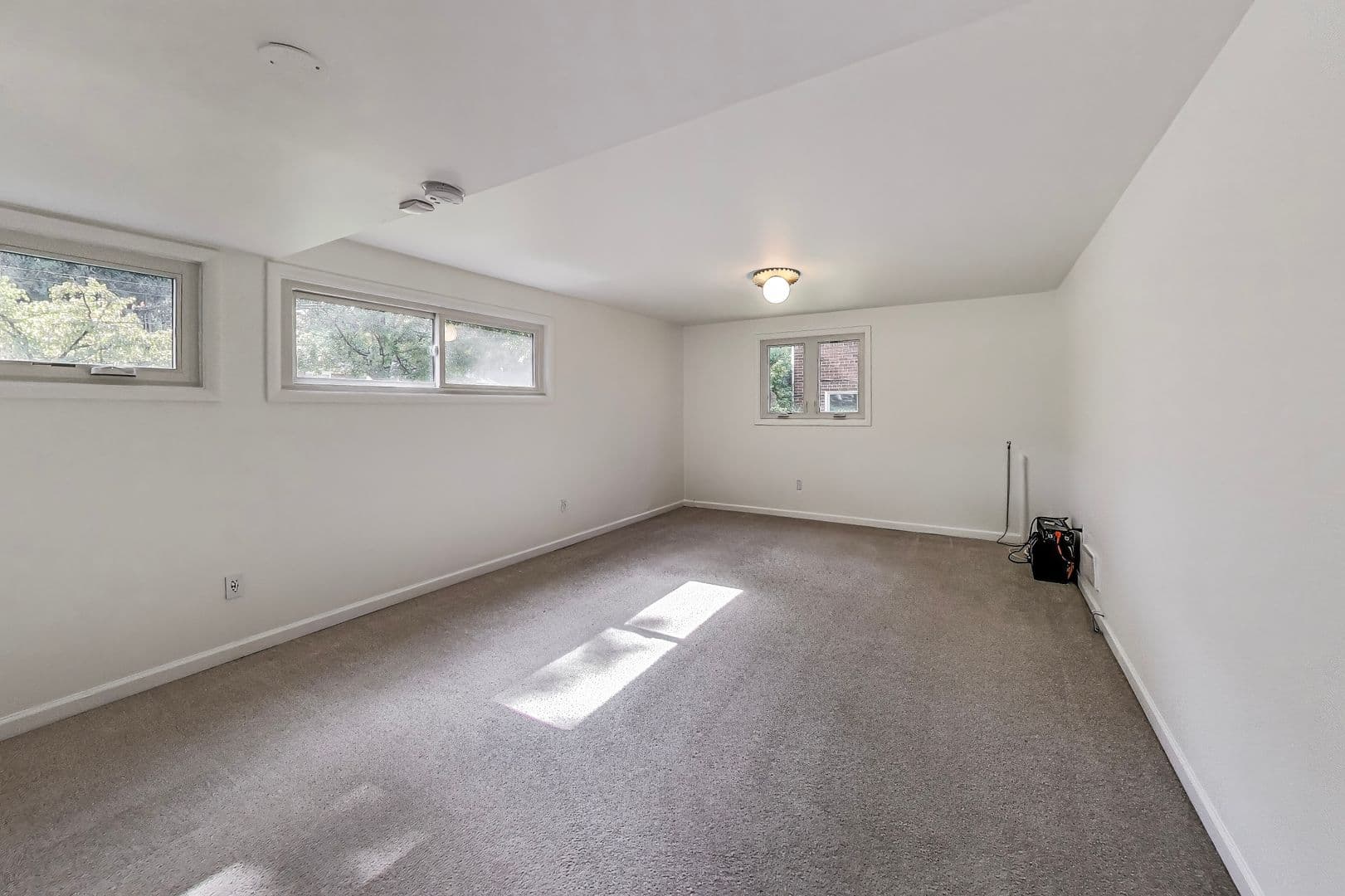 Kensington House: 3715 Astoria Rd