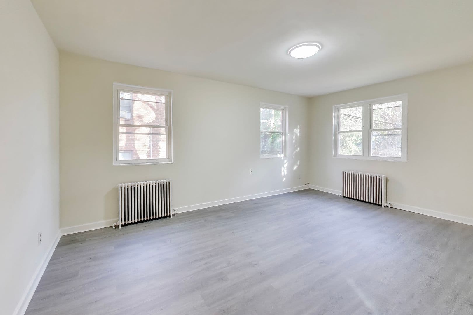 Takoma Park Apartment: 8318 Roanoke Ave