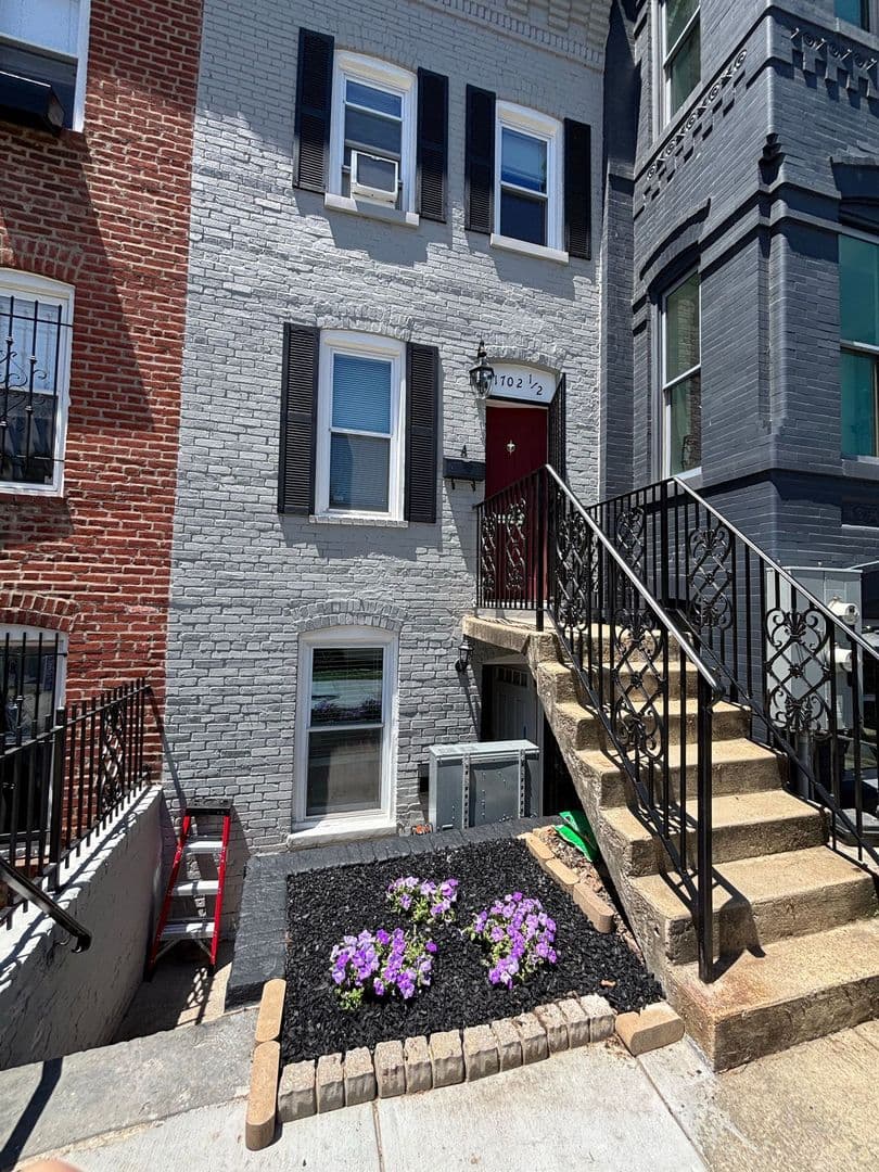 Washington Apartment: 1702 1/2 10th Street NW