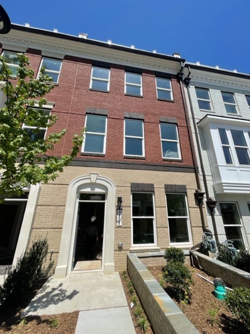 North Bethesda Townhome: 10324 Grosvenor Place