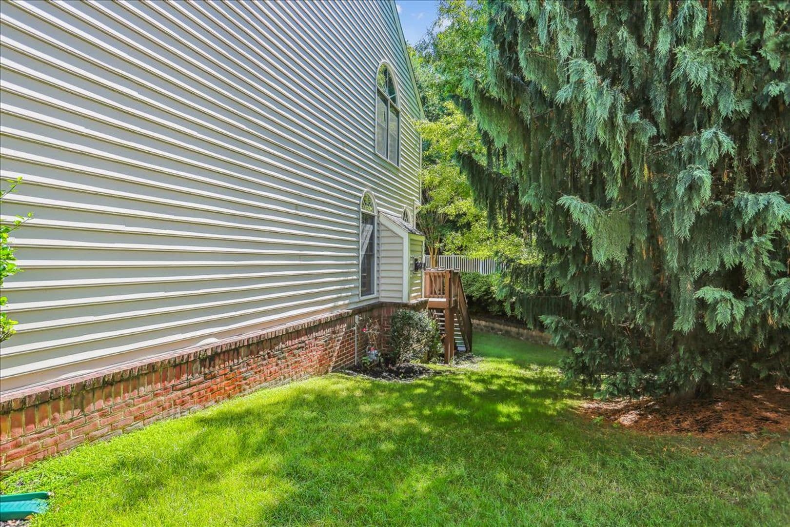 Potomac House: 8931 Falls Farm Dr