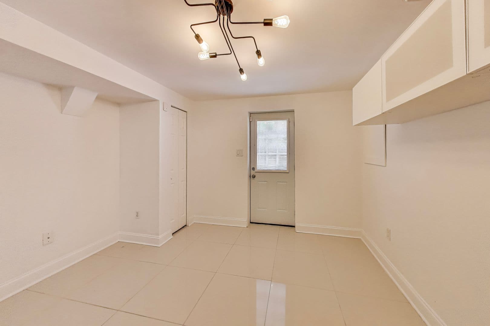 Kensington House: 3715 Astoria Rd