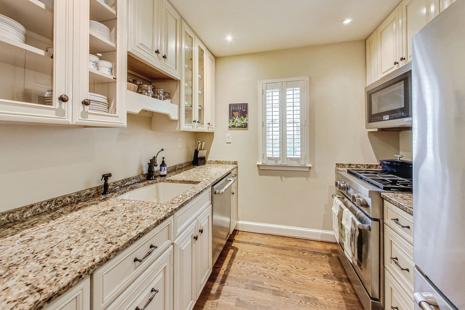 Washington House: 4831 Calvert St NW