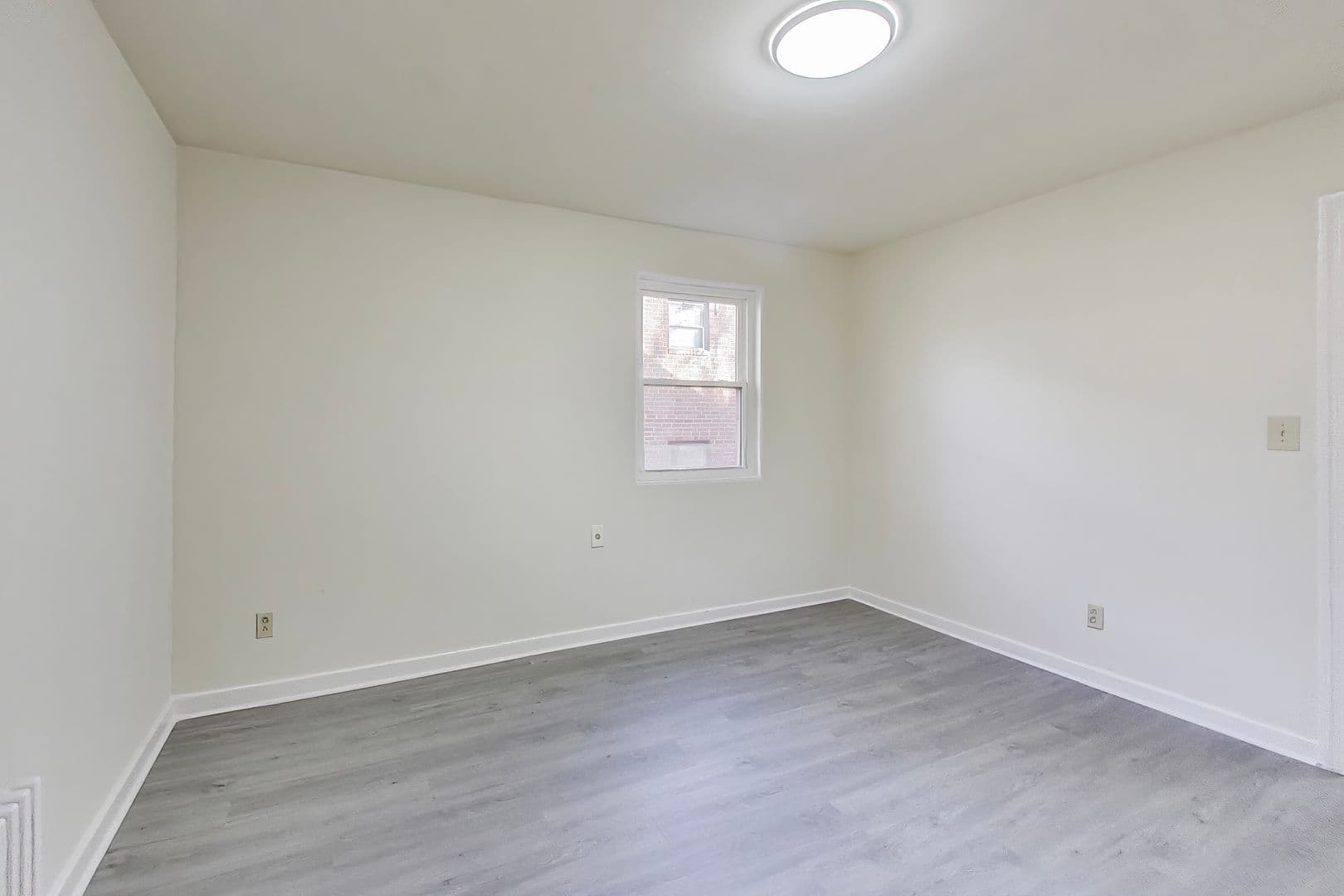 Takoma Park Apartment: 8318 Roanoke Ave