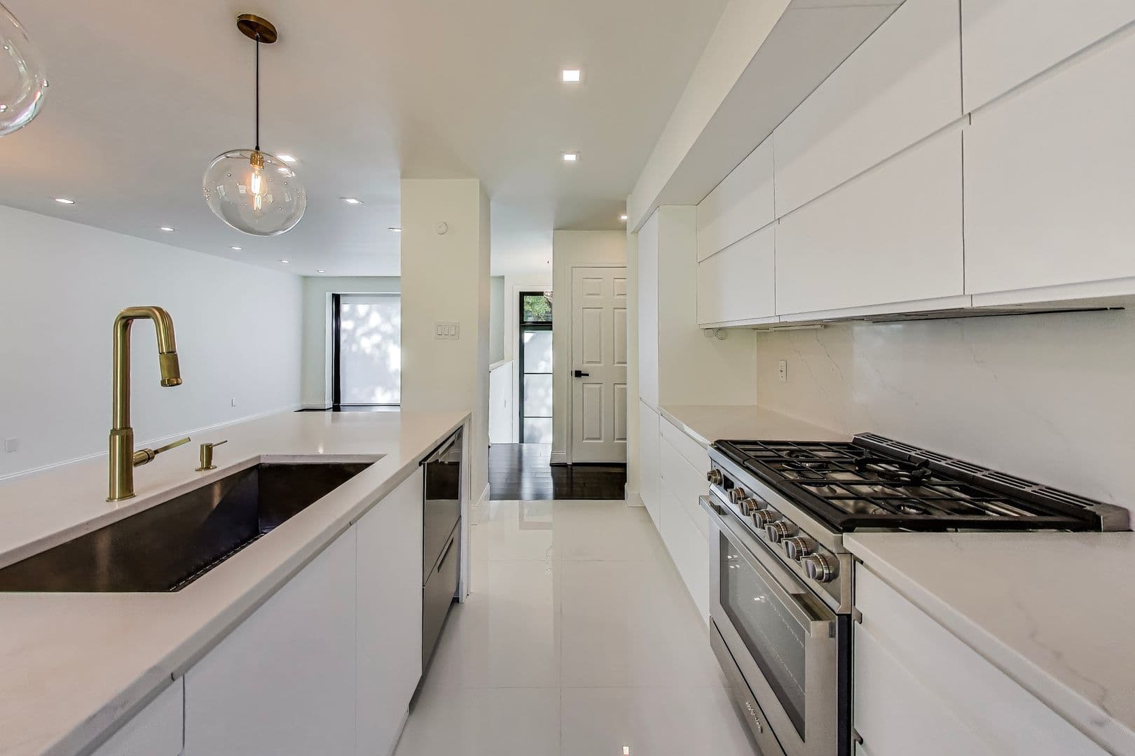 Kensington House: 3715 Astoria Rd
