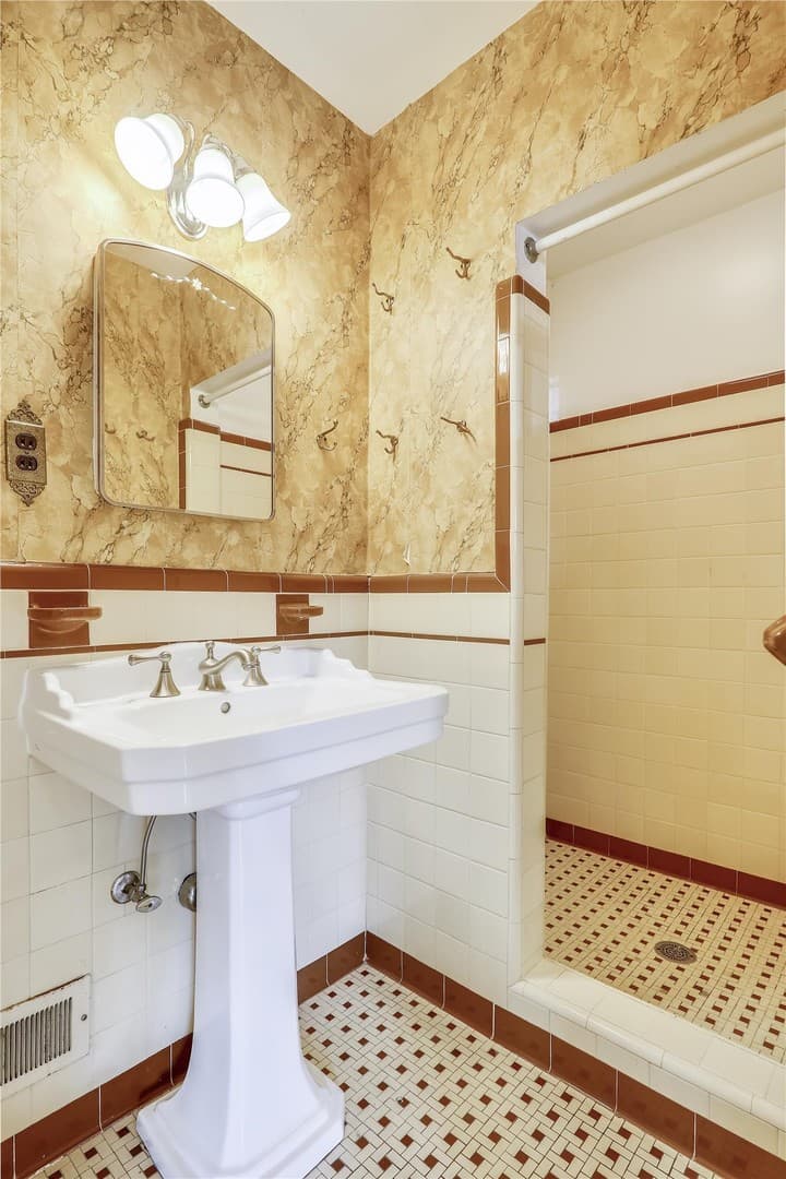 Chevy Chase House: 3303 Winnett Road