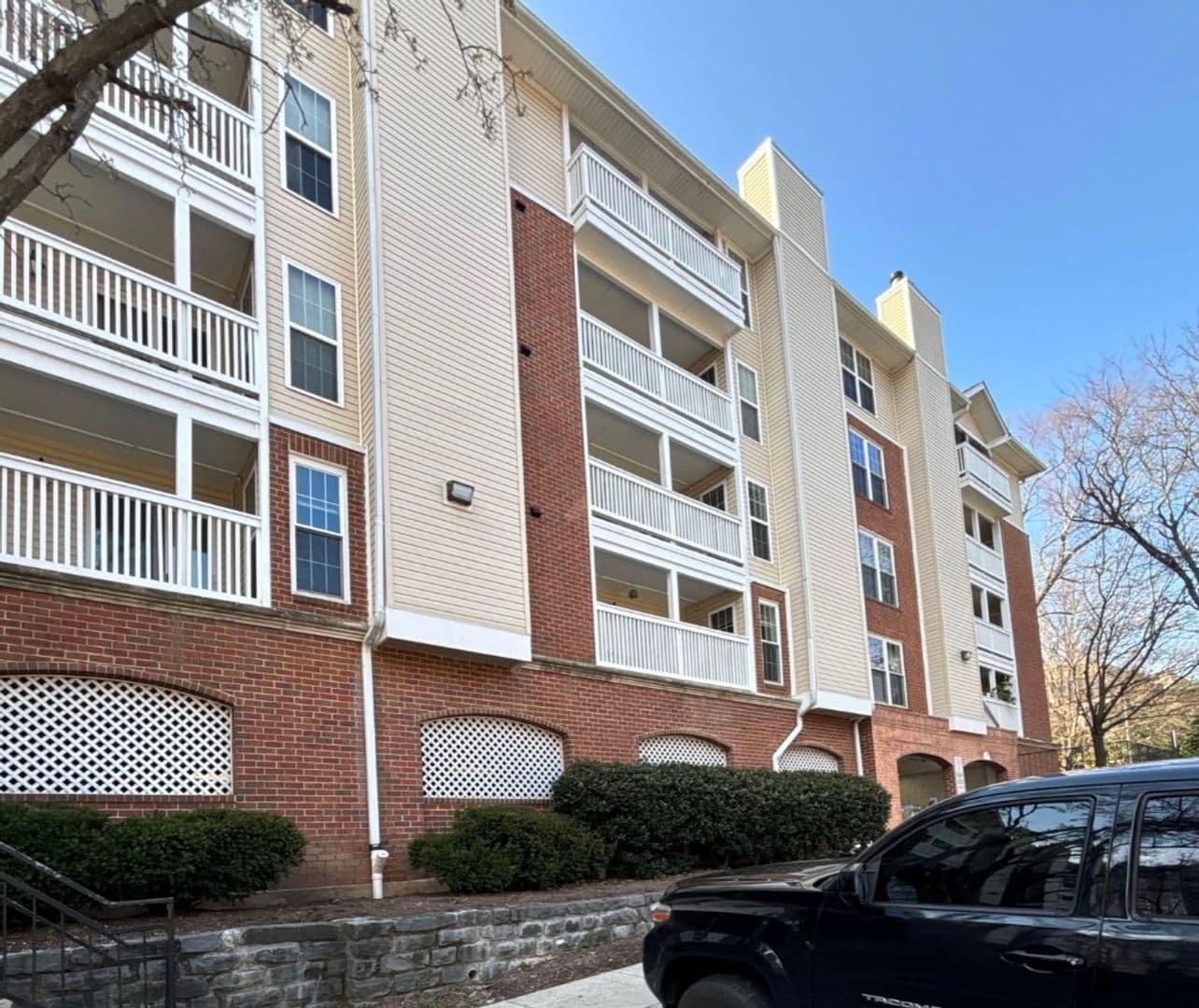 Mclean Condo: 1504 Lincoln Way