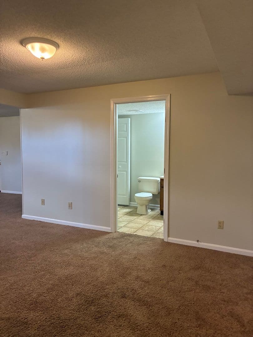 Elizabethtown House: 1331 AmandaJo Drive