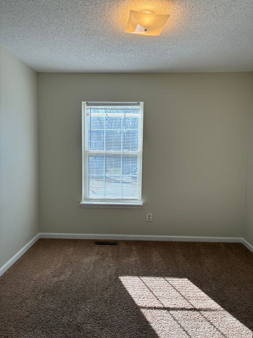 Elizabethtown House: 1331 AmandaJo Drive