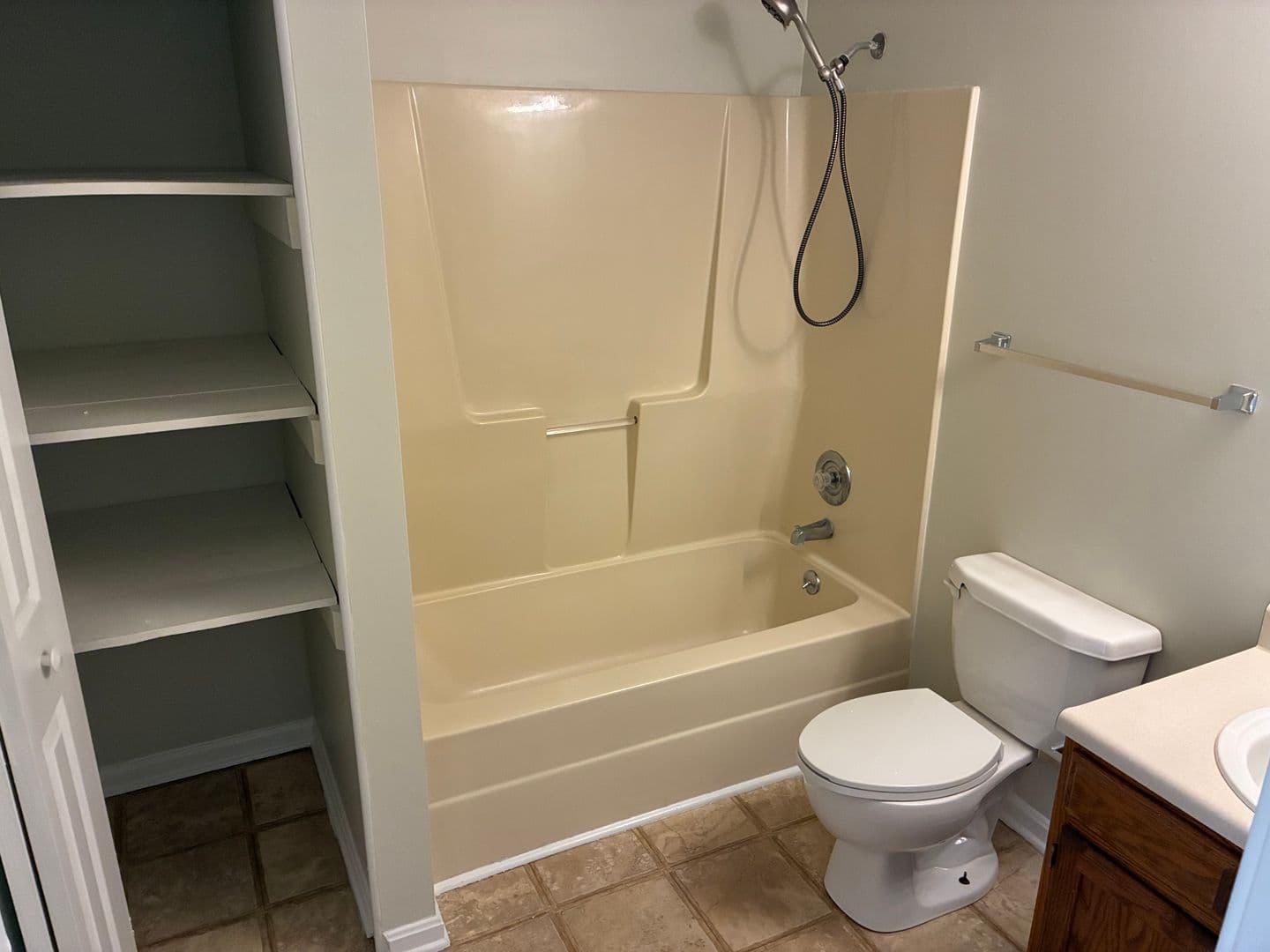Elizabethtown House: 1331 AmandaJo Drive