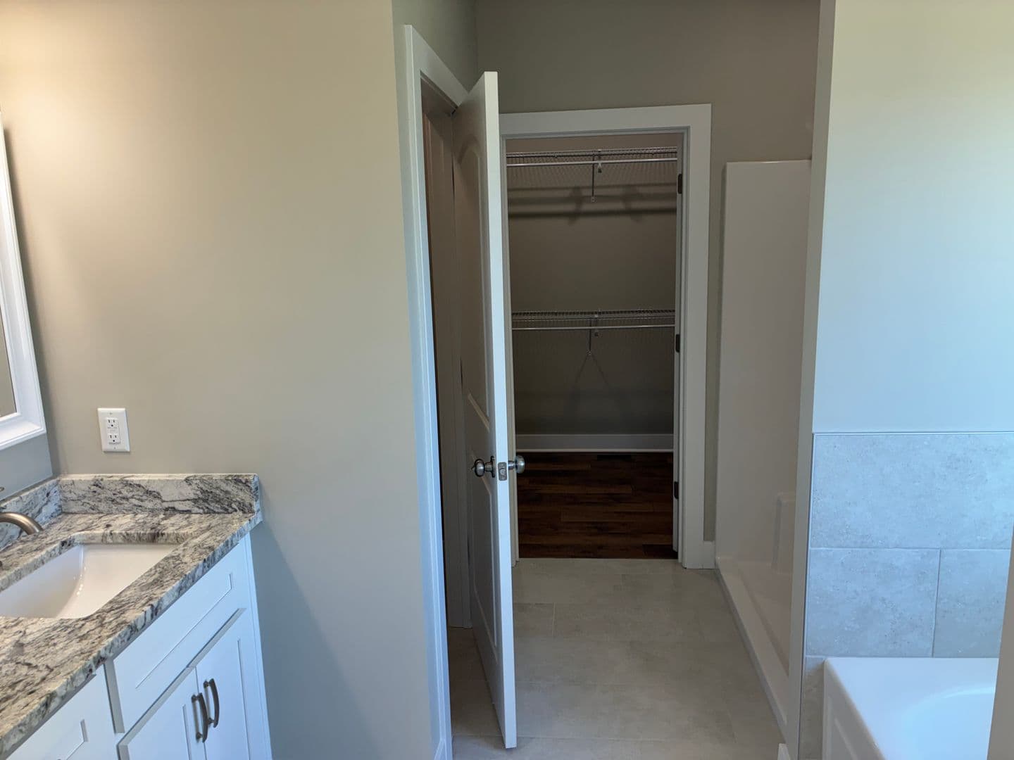 Vine Grove House: 102 Twin Lakes Drive