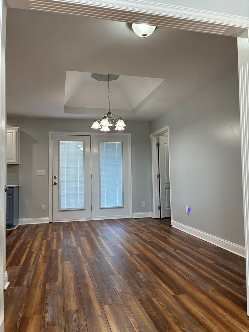 Vine Grove House: 117 Victory Lake Drive