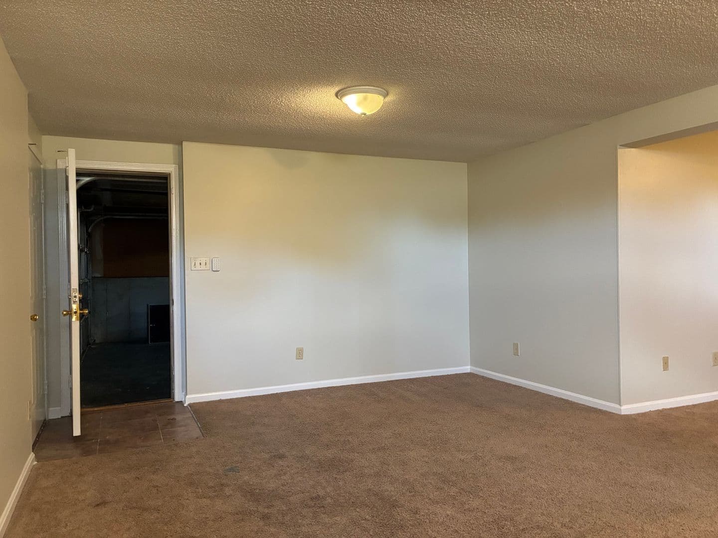 Elizabethtown House: 1331 AmandaJo Drive