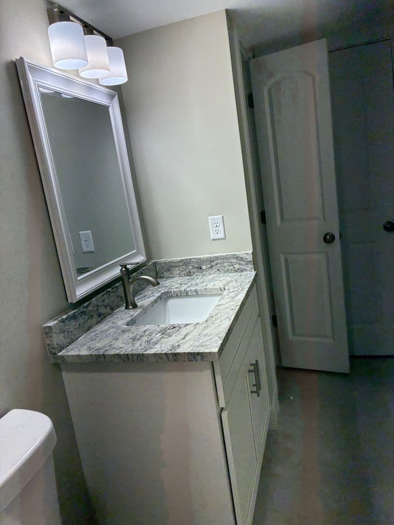 Vine Grove House: 102 Twin Lakes Drive