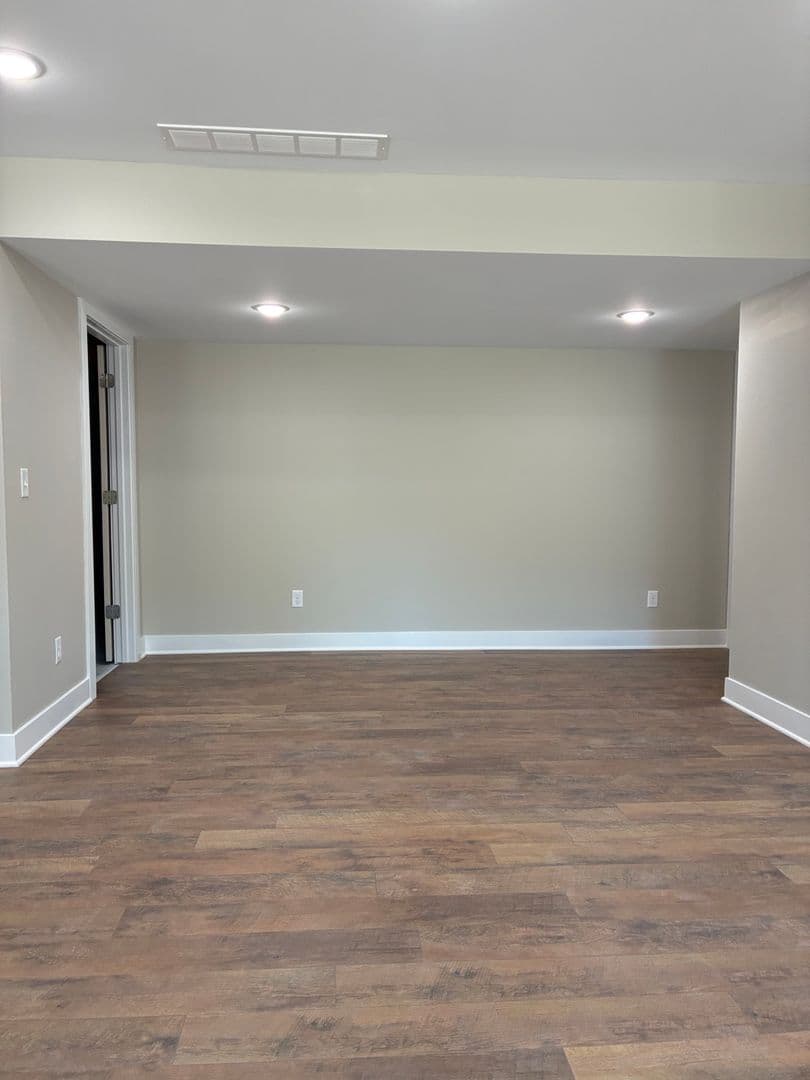 Vine Grove House: 102 Twin Lakes Drive