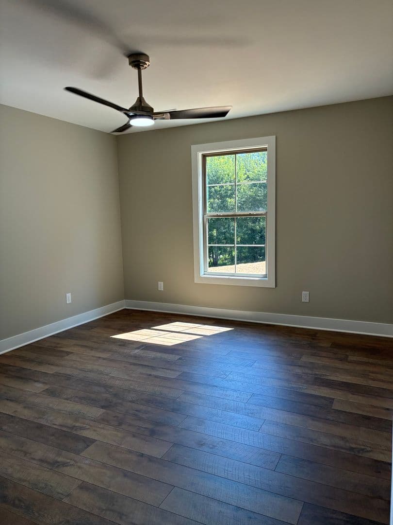 Vine Grove House: 102 Twin Lakes Drive