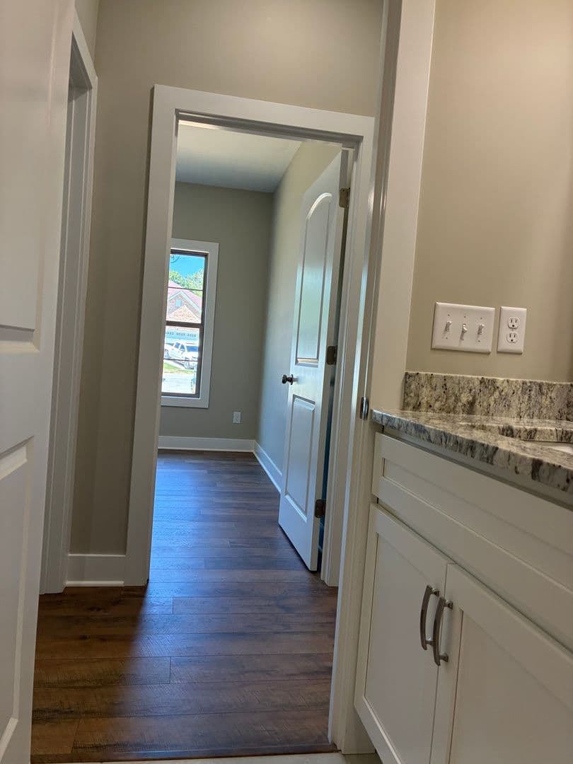 Vine Grove House: 102 Twin Lakes Drive