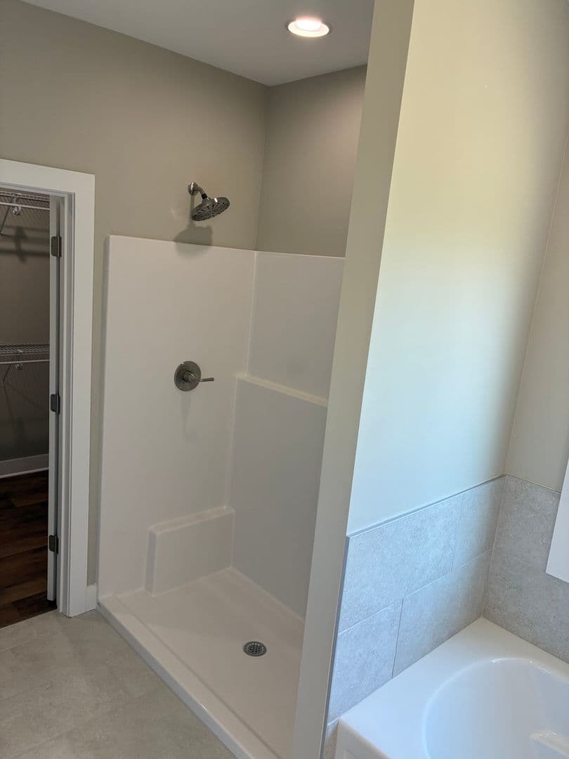 Vine Grove House: 102 Twin Lakes Drive