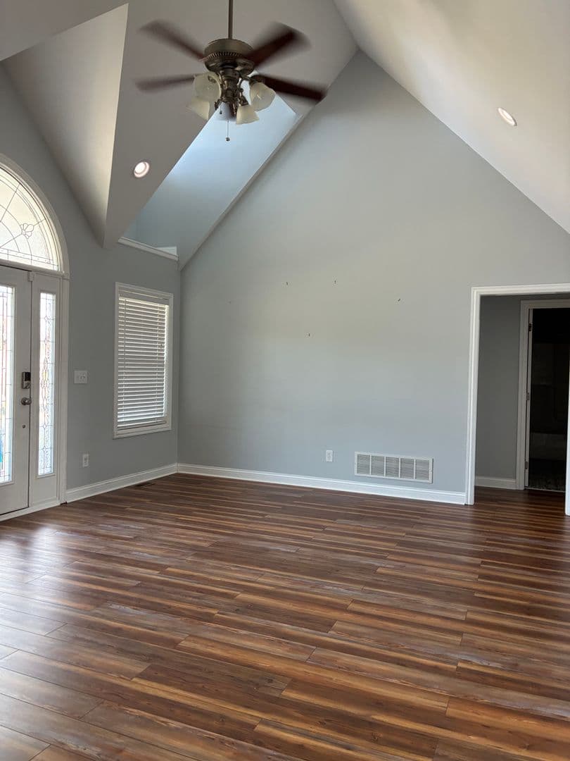 Vine Grove House: 117 Victory Lake Drive