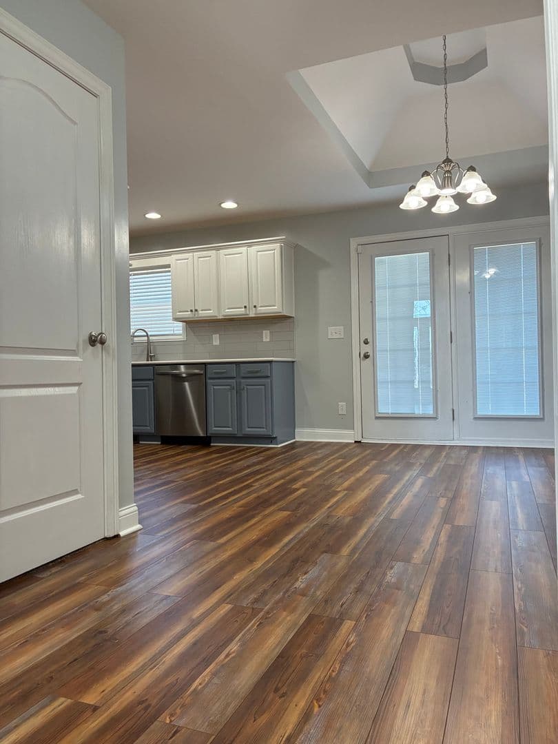 Vine Grove House: 117 Victory Lake Drive