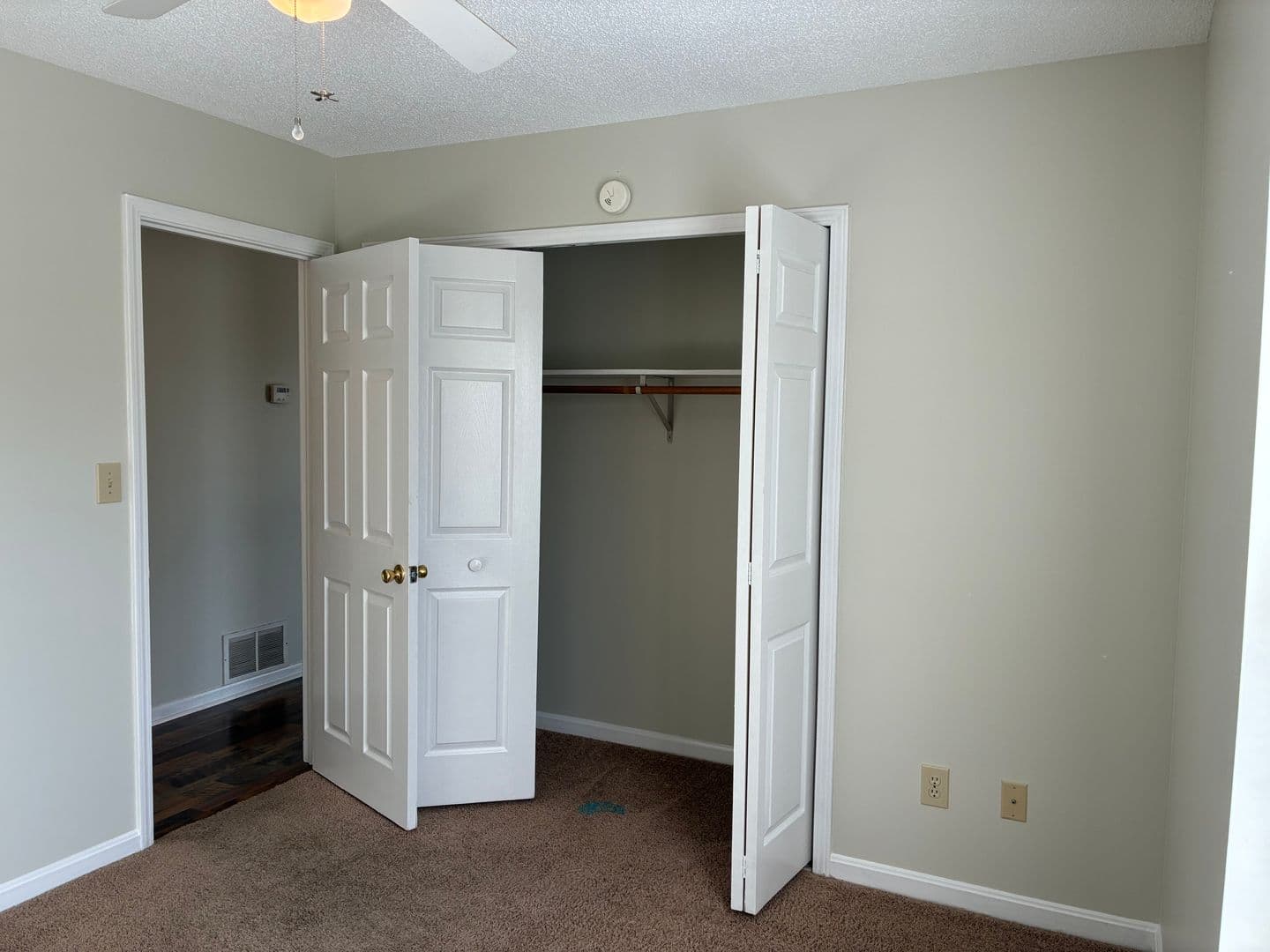 Elizabethtown House: 1331 AmandaJo Drive