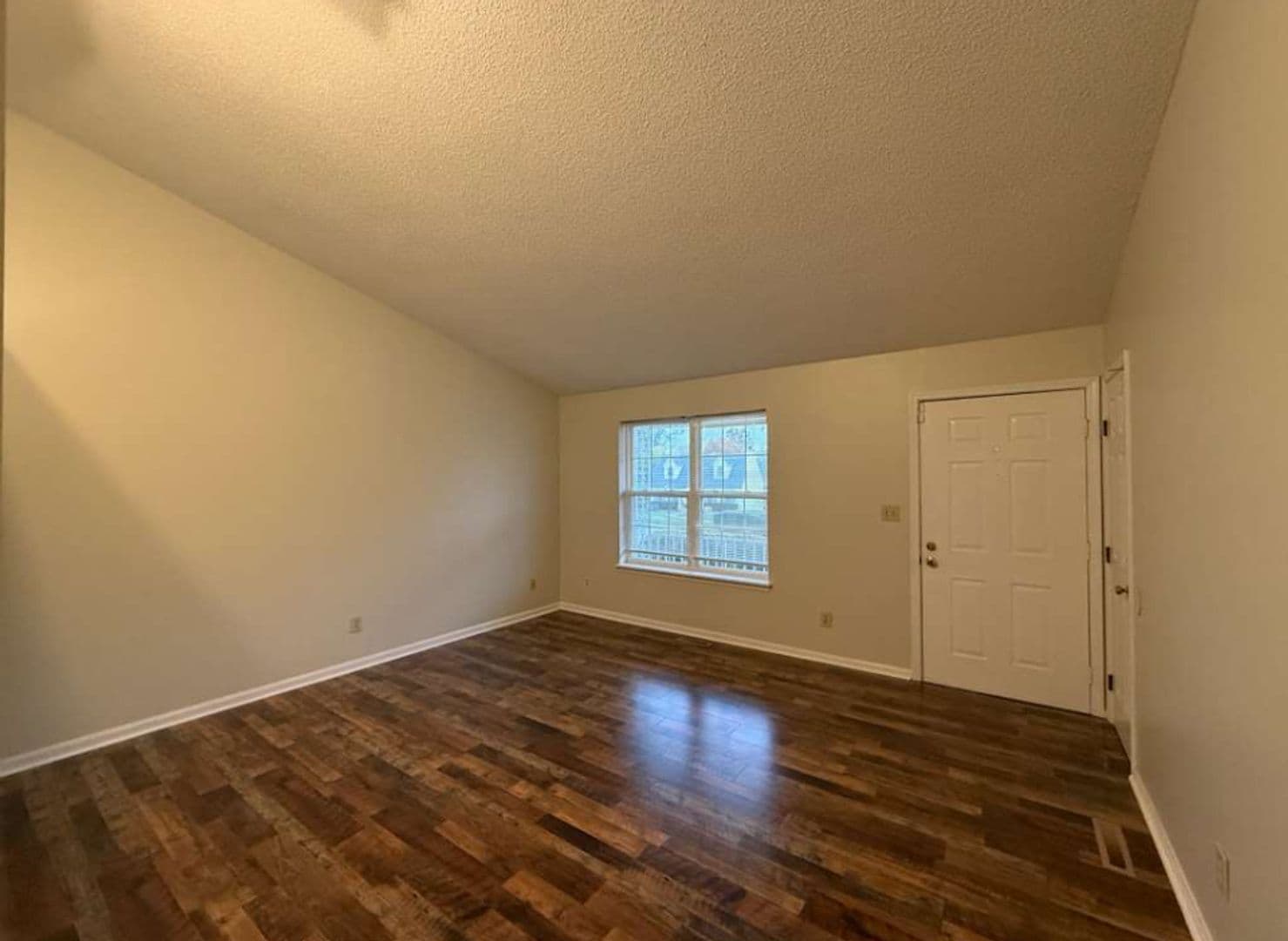Elizabethtown House: 1331 AmandaJo Drive