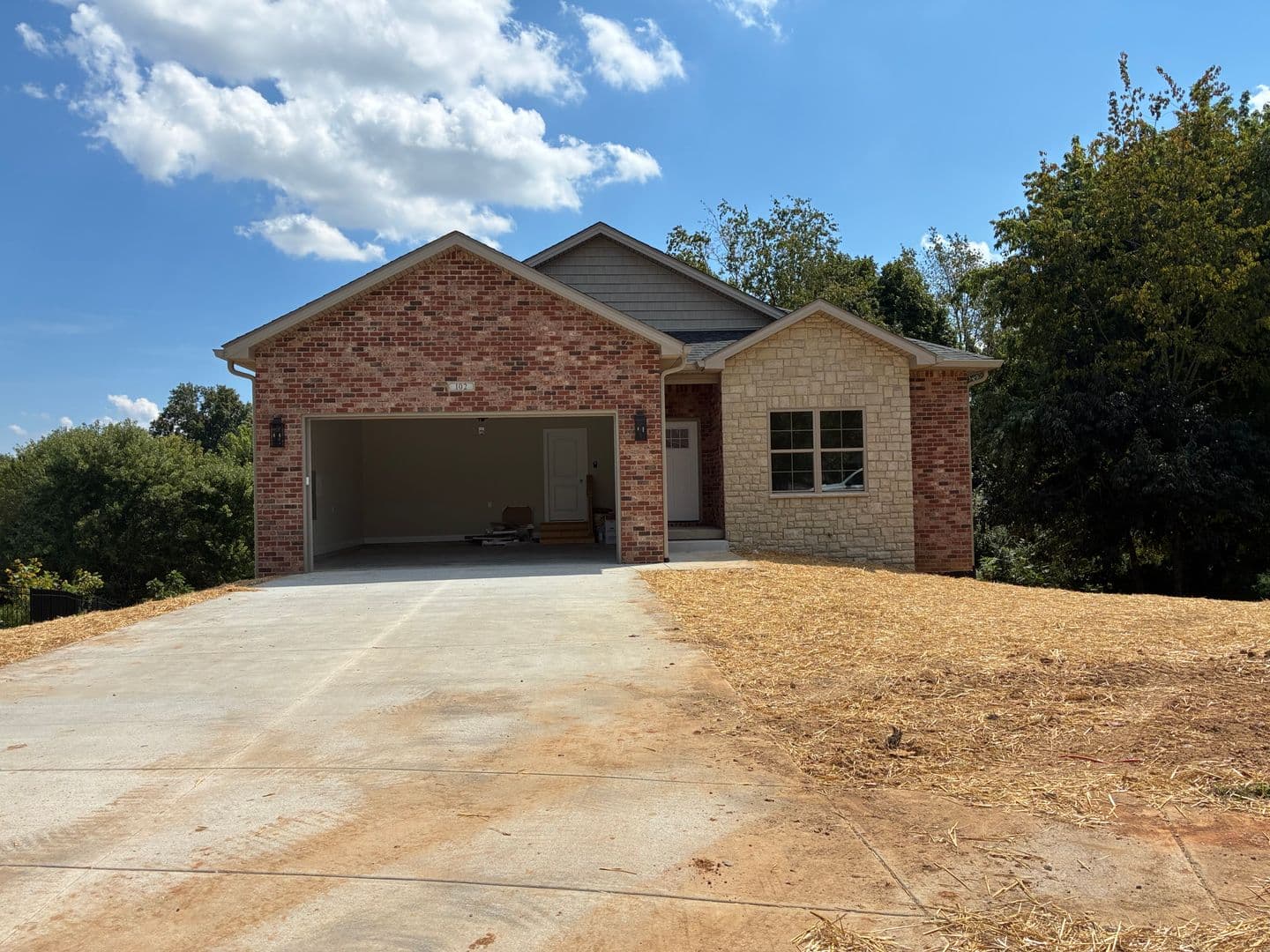 Vine Grove House: 102 Twin Lakes Drive