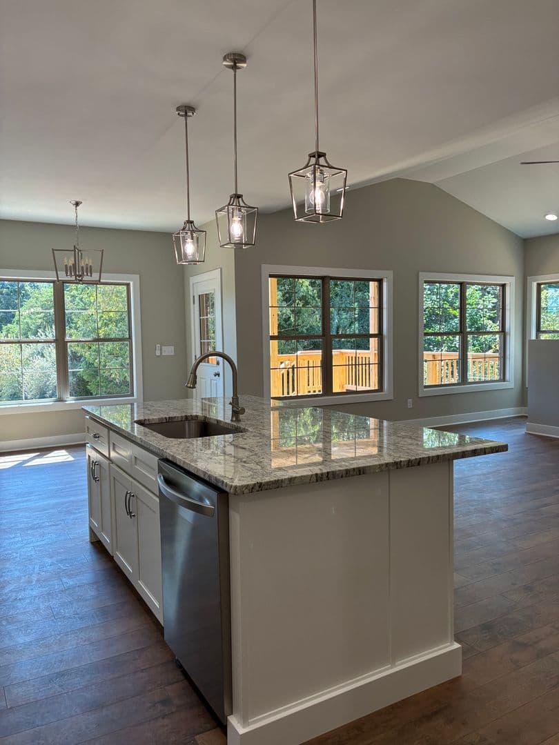 Vine Grove House: 102 Twin Lakes Drive