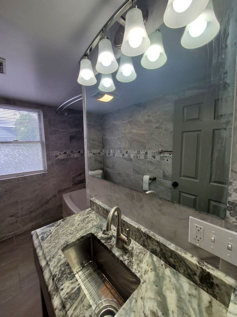Hamilton Apartment: 618 Hayes Avenue