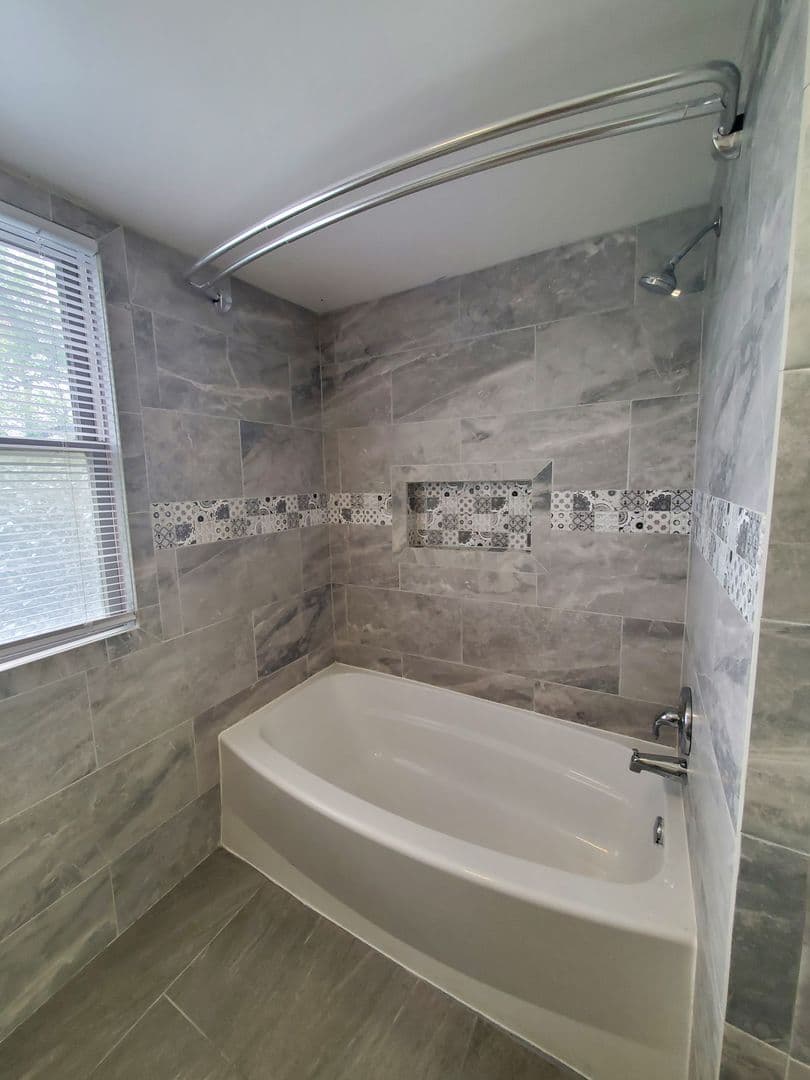 Hamilton Apartment: 618 Hayes Avenue