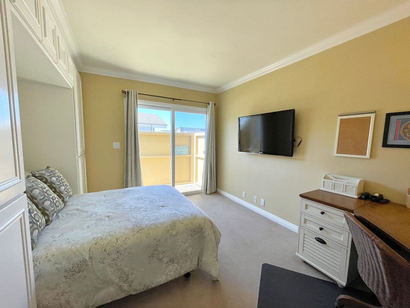 Oxnard House: 117 La Brea St