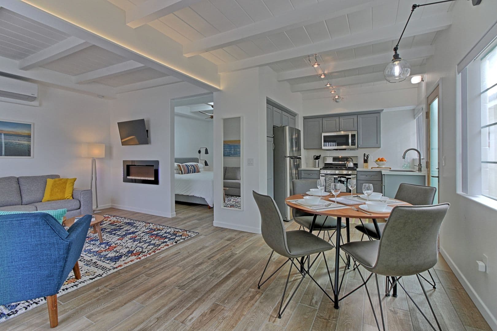 Ventura Apartment: 1072 Seaward
