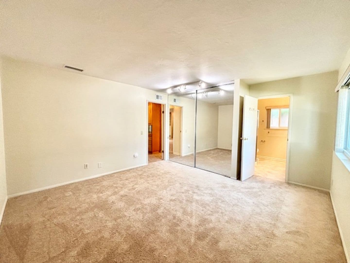 Port Hueneme House: 2556 Neptune Pl