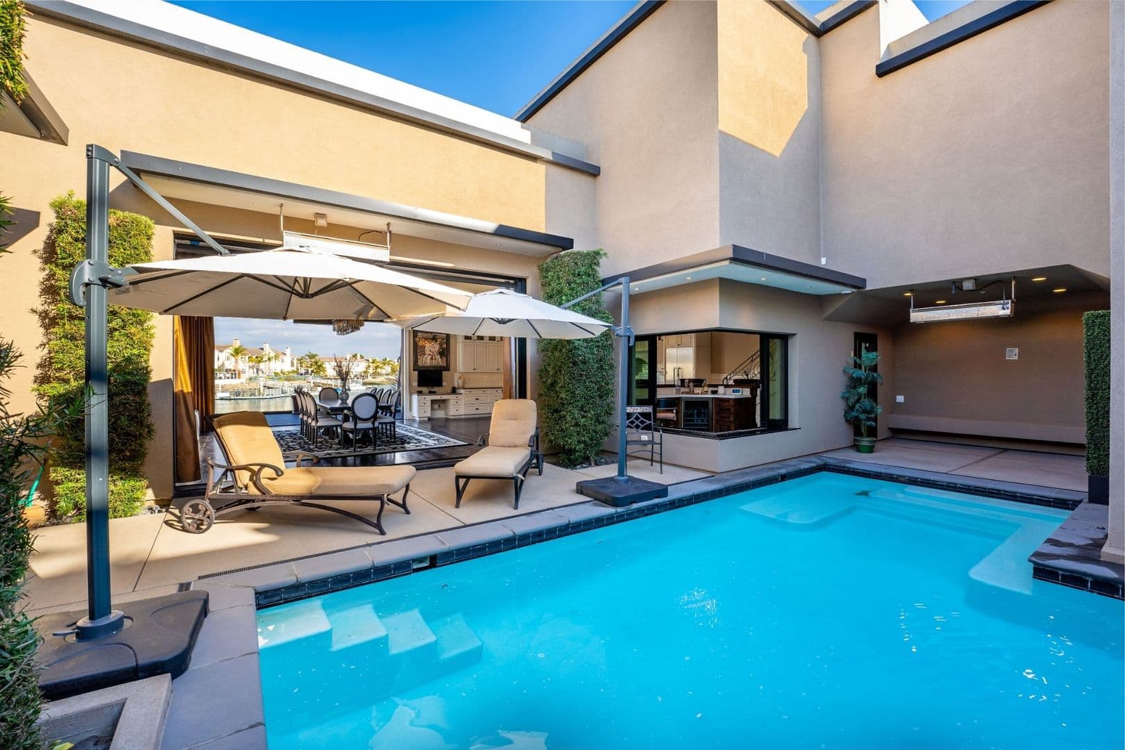 Oxnard House: 4490 Eastbourne Bay