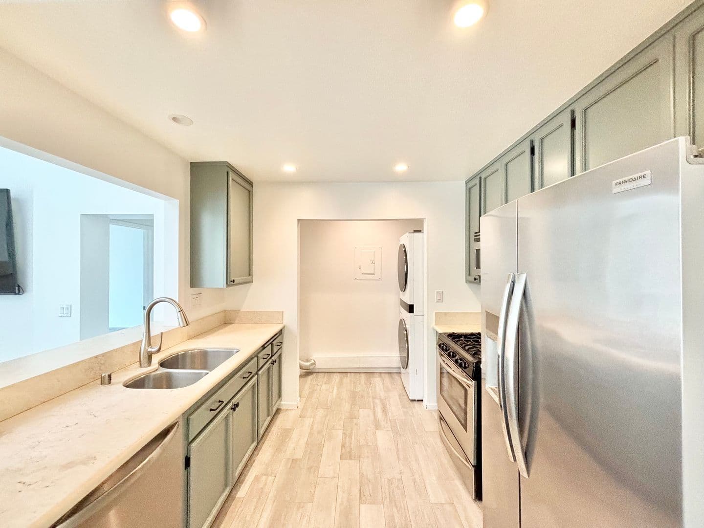 Oxnard House: 2287 Martinique Ln