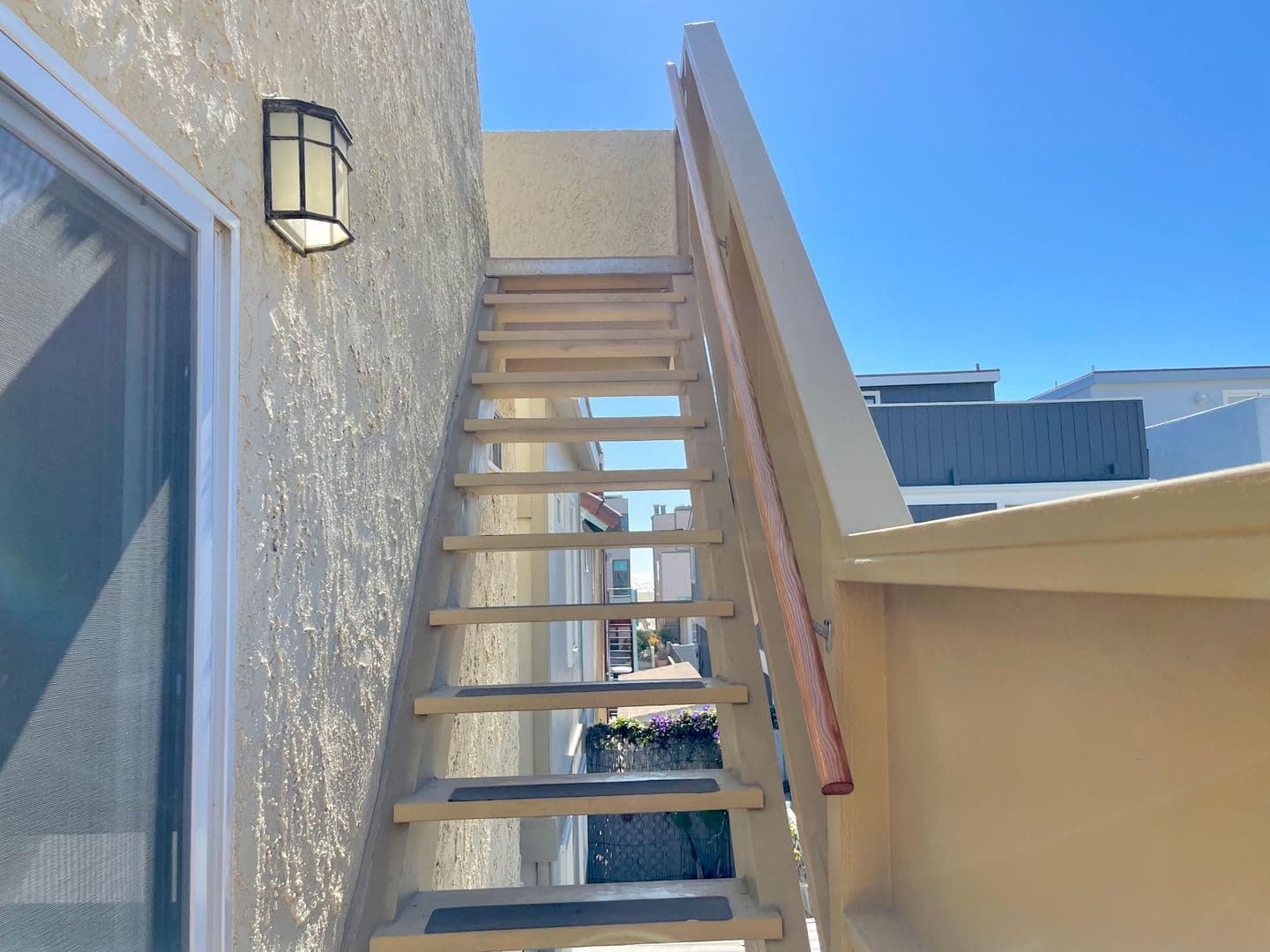 Oxnard House: 117 La Brea St