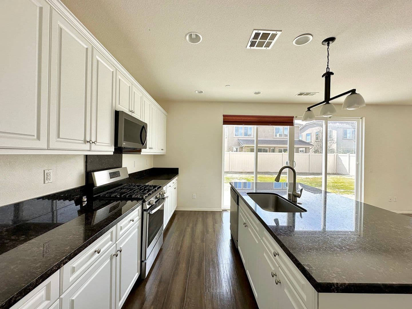 Oxnard House: 682 Seine River Way