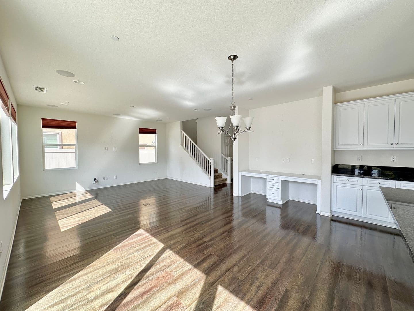 Oxnard House: 682 Seine River Way