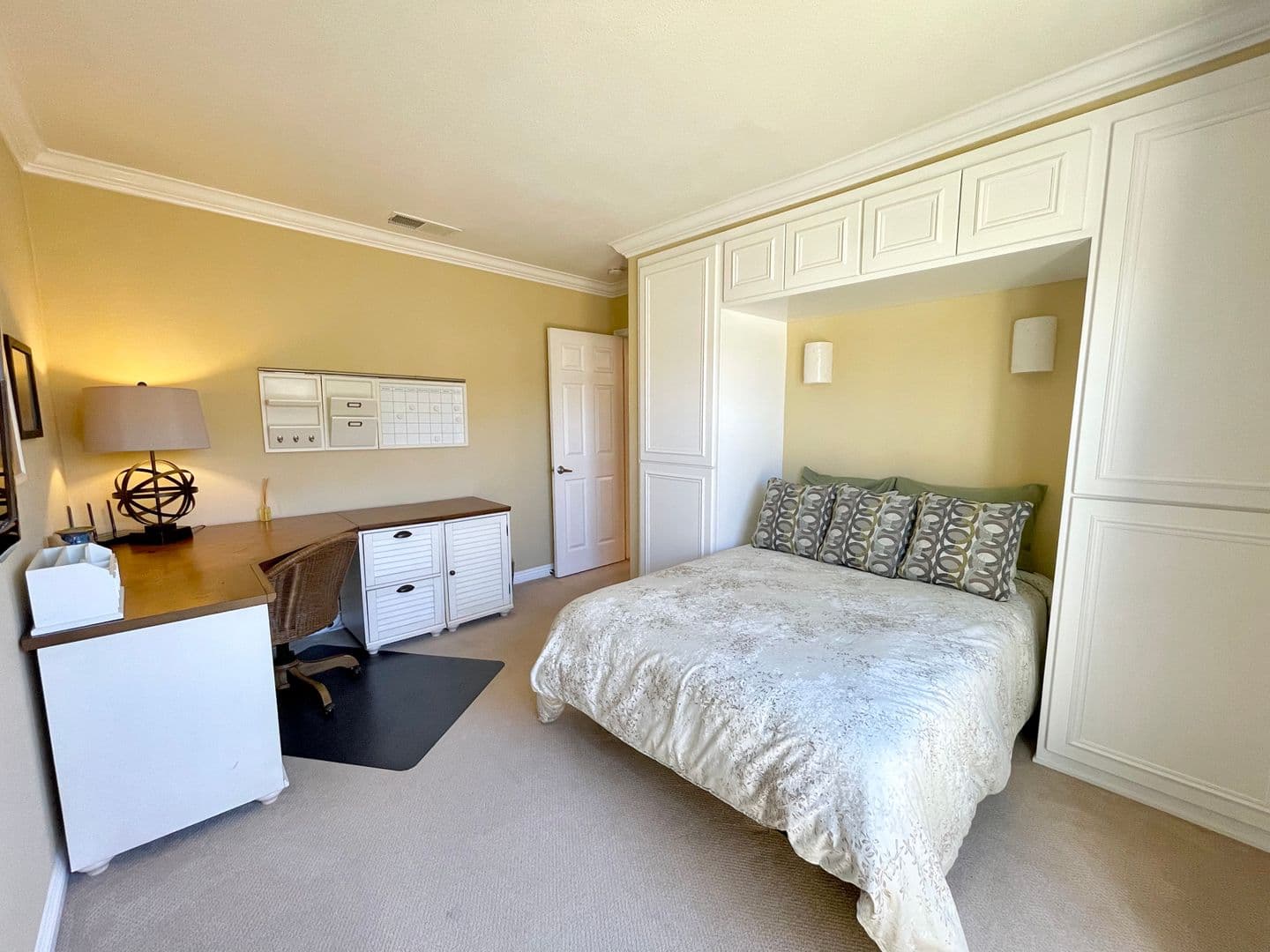 Oxnard House: 117 La Brea St
