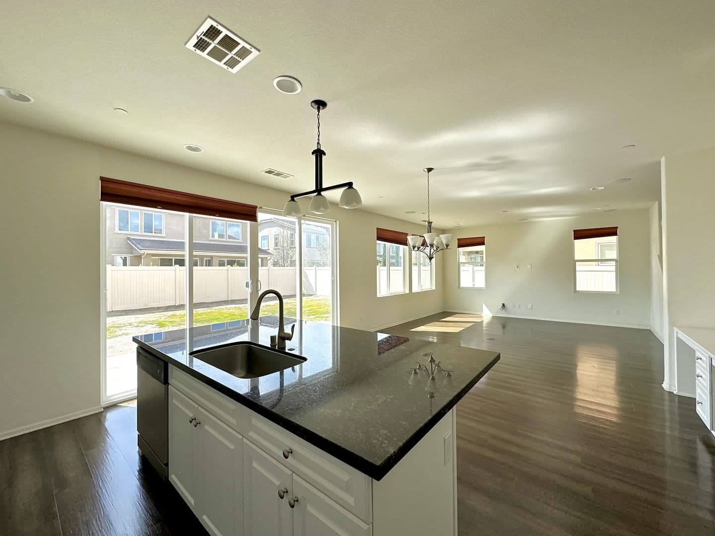 Oxnard House: 682 Seine River Way