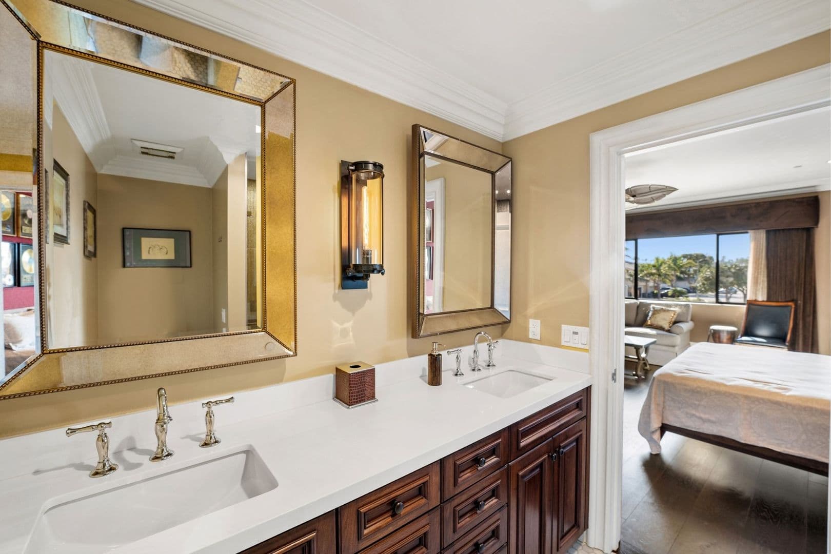 Oxnard House: 4490 Eastbourne Bay