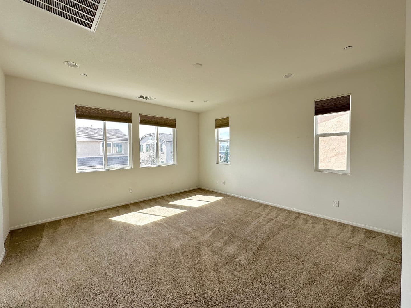 Oxnard House: 682 Seine River Way