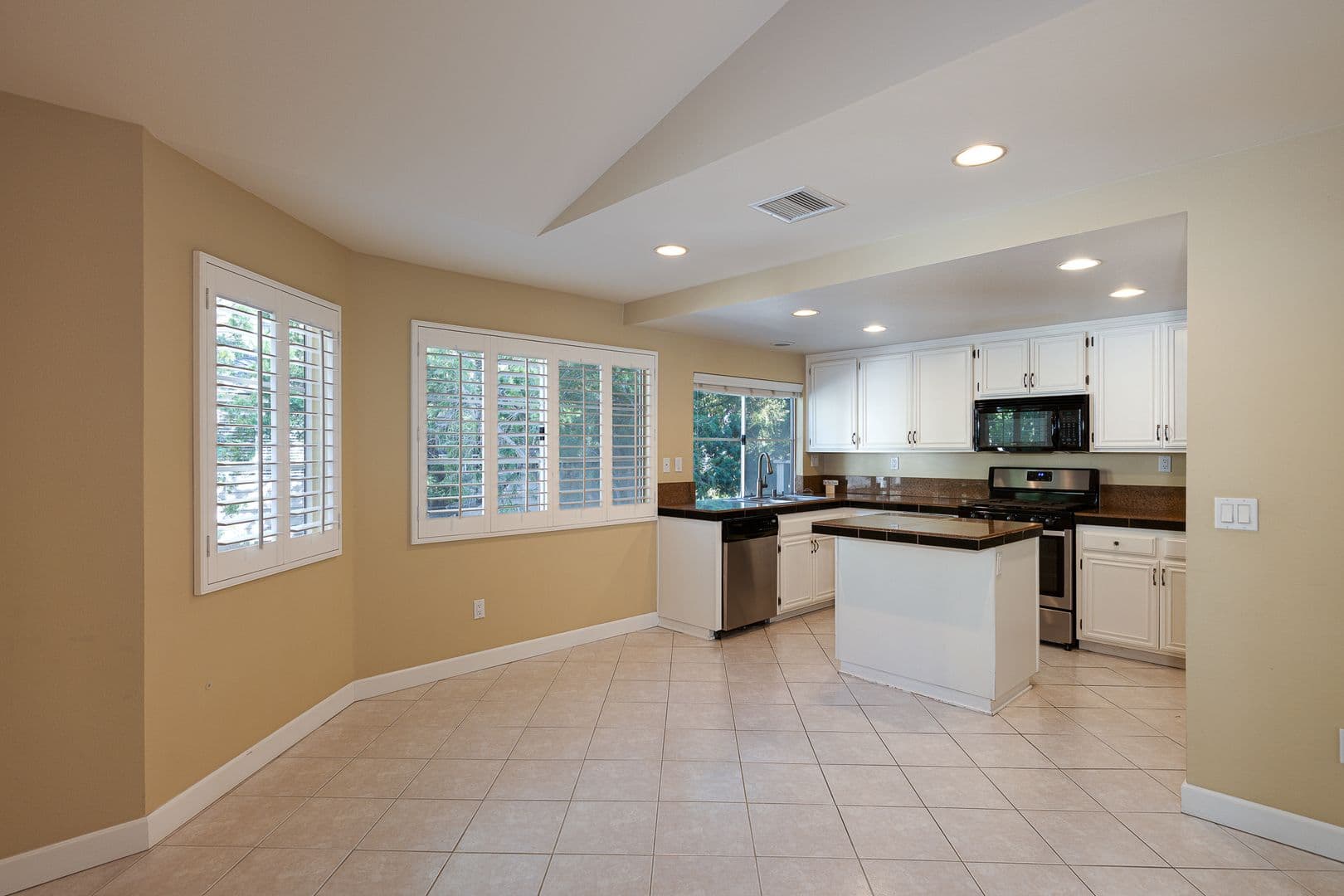 Ventura House: 935 Goodman St