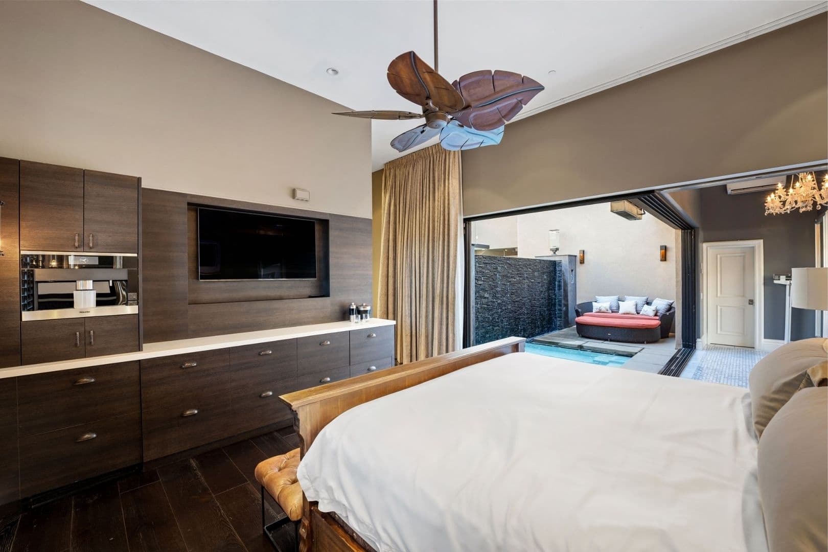 Oxnard House: 4490 Eastbourne Bay