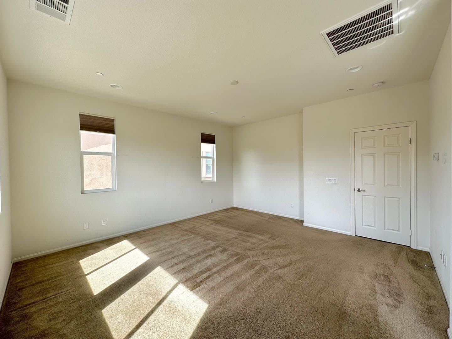 Oxnard House: 682 Seine River Way