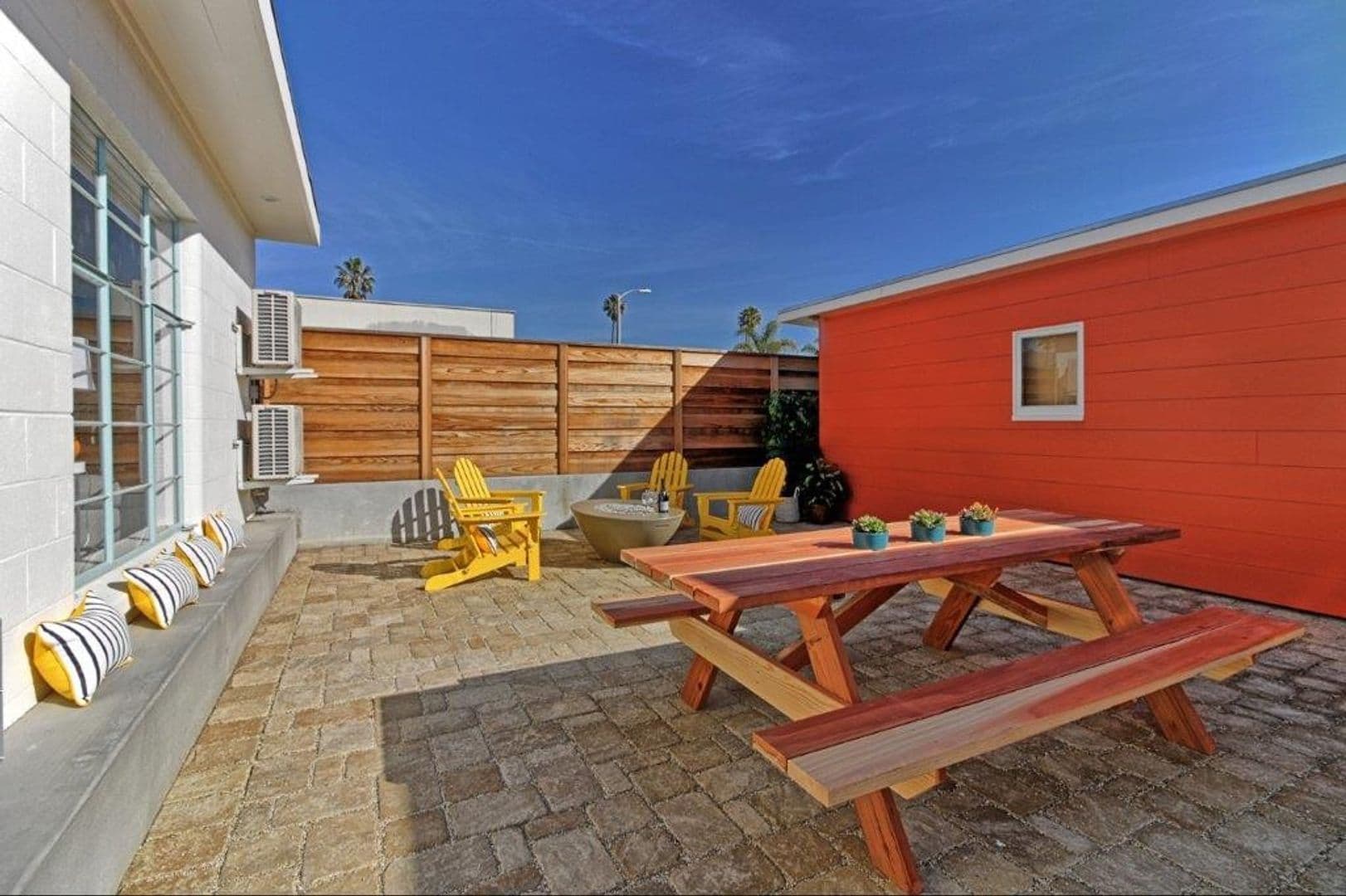Ventura Apartment: 1072 Seaward