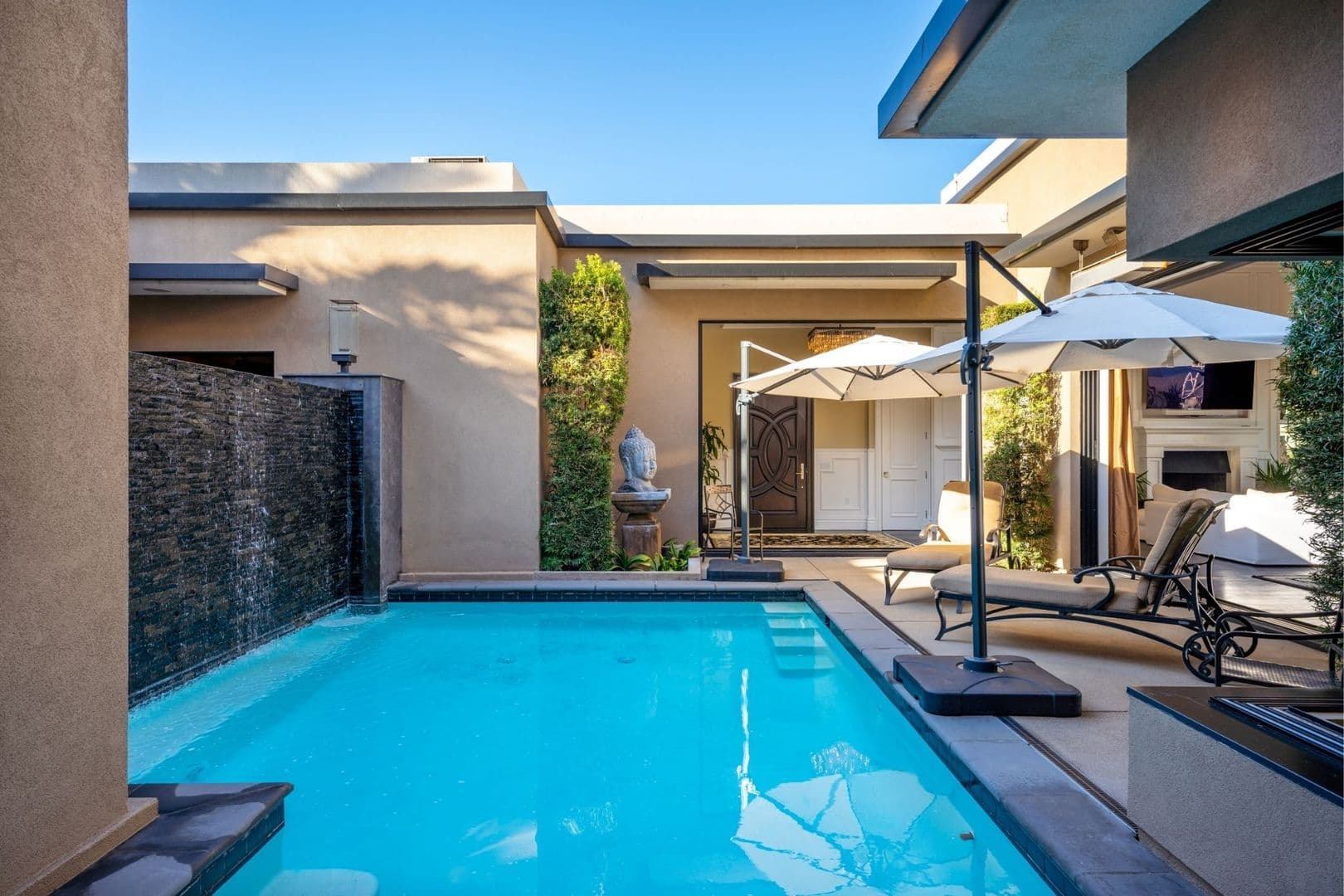 Oxnard House: 4490 Eastbourne Bay