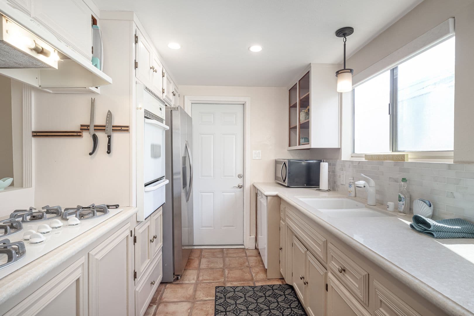 Oxnard Apartment: 207 Rossmore Drive