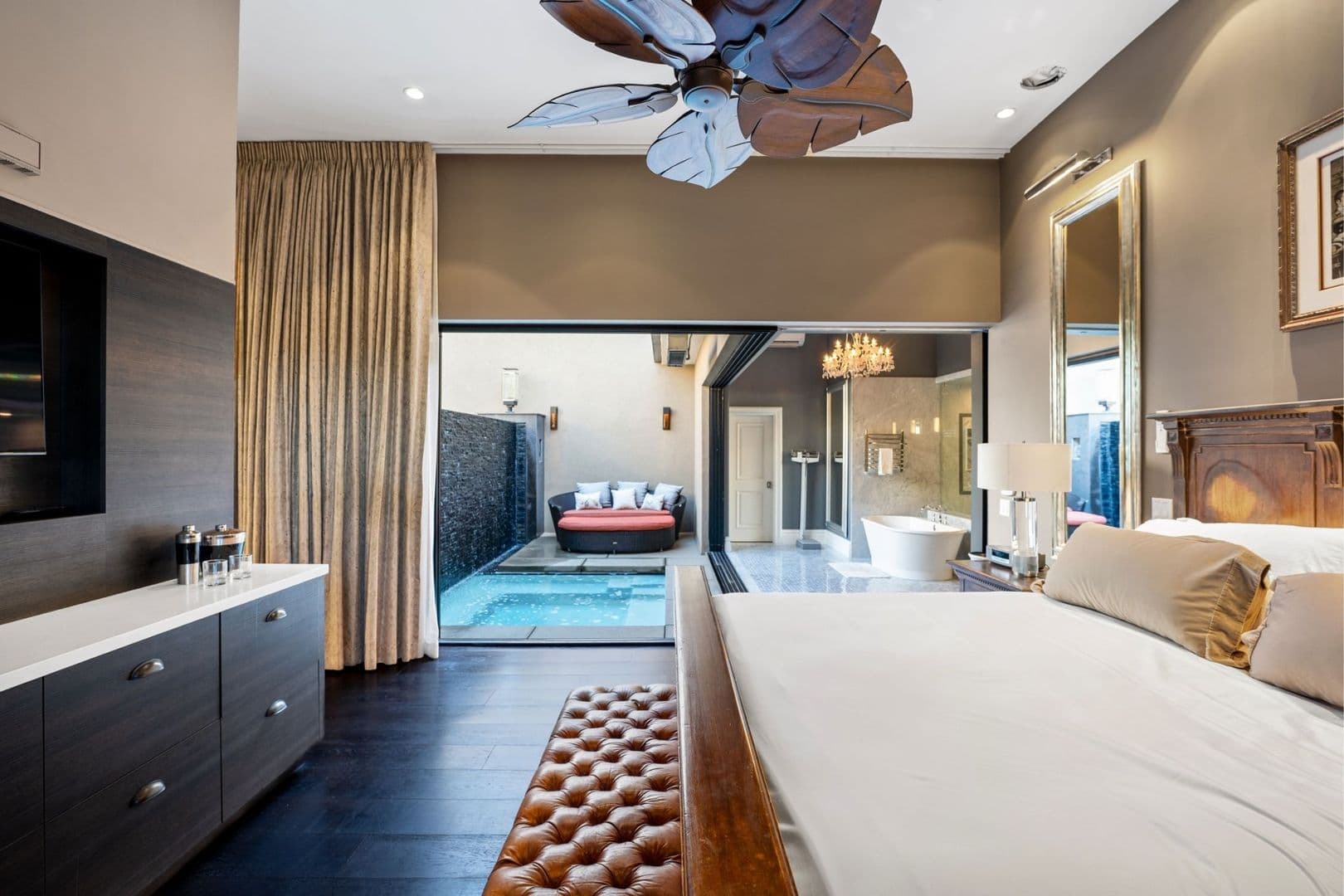 Oxnard House: 4490 Eastbourne Bay